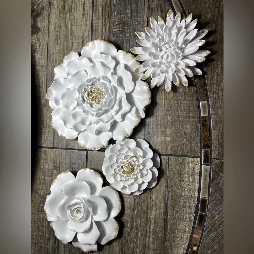 Ceramic white hanging flowers with gold accents in different sizes and styles.